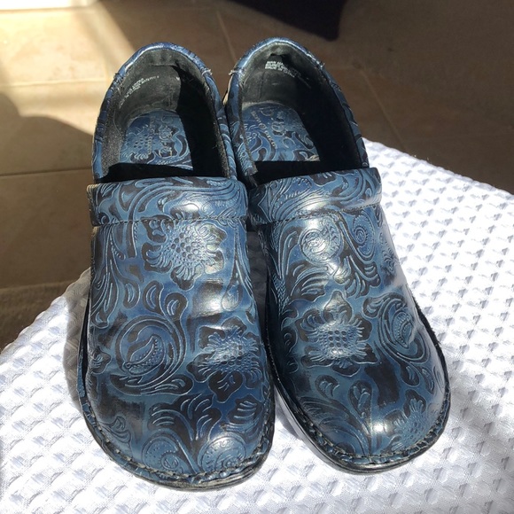 b.ø.c. Peggy Slip-On Embossed Clog - Picture 1 of 12